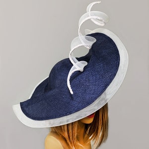 Tracy, sombrero Kentucky Derby, sombrero de verano fascinador parasisal, sombrero de paja, sombrero de millinery para mujer, azul marino y blanco imagen 5