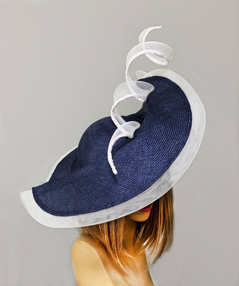 Tracy, sombrero Kentucky Derby, sombrero de verano fascinador parasisal, sombrero de paja, sombrero de millinery para mujer, azul marino y blanco imagen 5