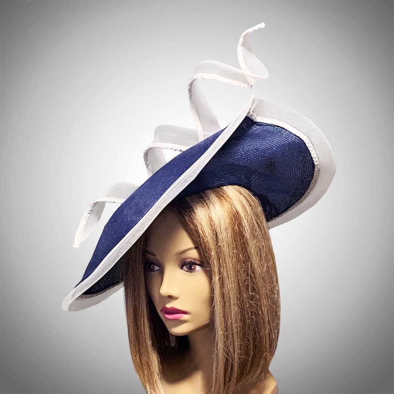 Tracy, sombrero Kentucky Derby, sombrero de verano fascinador parasisal, sombrero de paja, sombrero de millinery para mujer, azul marino y blanco imagen 1