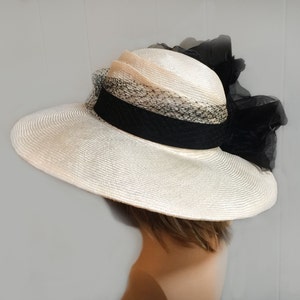 Kentucky Derby-hatt: Handgjord parasitisk stråhatt med svart blomma, "Sonya" bild 5