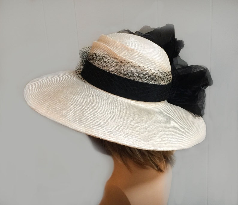 Kentucky Derby-hatt: Handgjord parasitisk stråhatt med svart blomma, "Sonya" bild 5