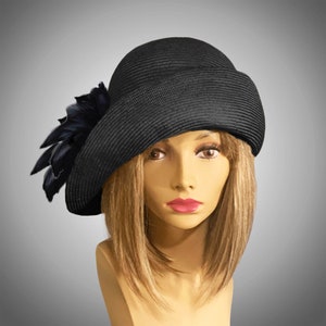 Kentucky derbyhoed, 'Gabby' flapper cloche uit de jaren 1920. Parasisal-strohoed voor dames in zwart met veren, modevakhoed