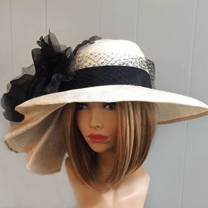 Kentucky Derby-hatt: Handgjord parasitisk stråhatt med svart blomma, "Sonya" bild 3