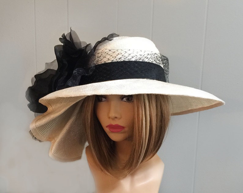 Kentucky Derby-hatt: Handgjord parasitisk stråhatt med svart blomma, "Sonya" bild 3