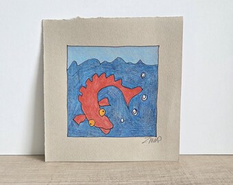 Dibujo original de pez rojo en miniatura, arte a lápiz de color, decoración con temática playera.