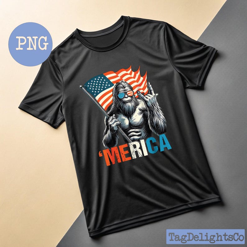 Puede incluir: Camiseta negra con un gr&aacute;fico de un personaje de Bigfoot con gafas de sol y sosteniendo una bandera estadounidense. El dise&ntilde;o incluye la palabra "'MERICA" en rojo, blanco y azul. La camiseta tiene mangas cortas y cuello redondo.