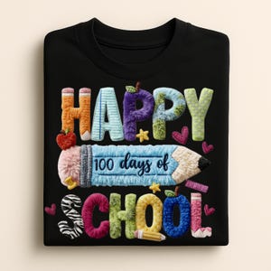 Puede incluir: Sudadera negra de cuello redondo con texto y gráficos bordados coloridos. El diseño incluye las palabras "HAPPY SCHOOL" y "100 days of" con detalles de lápiz, manzana y corazón. Un estilo cómodo e informal.