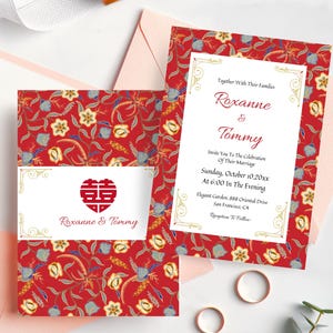 Könnte beinhalten: Hochzeitseinladungs-Set mit rotem Blumenmuster und goldenen Akzenten. Die Einladung enthält die Namen "Roxanne & Tommy" und Veranstaltungsdetails. Zwei goldene Eheringe und ein rosa Umschlag sind ebenfalls zu sehen.