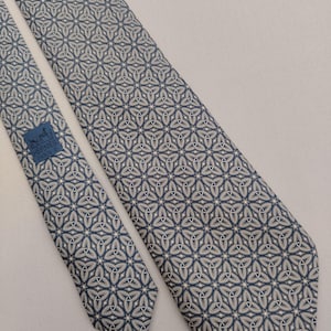 Authentic Hermes Paris Vintage 7937 MA Silk Necktie, Trefoil Knot Geometric Pattern, Blue Luxury Men&#39;s Tie, Excellent Condition