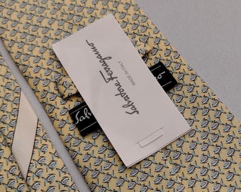 Corbata de seda Salvatore Ferragamo: Estampado de peces caprichosos, corbata de lujo amarilla