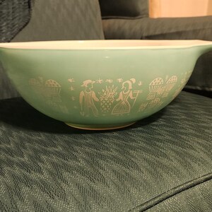 Vintage Pyrex 444 (4 quart) turquoise blue farm print mixing bowl (decorative use only) like new