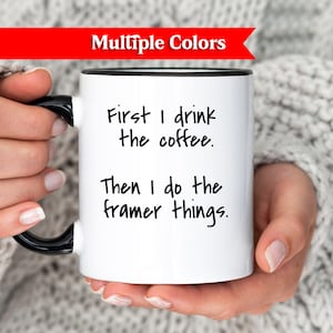Könnte beinhalten: Weiße Kaffeetasse mit schwarzem Griff und Rand, mit dem Text "First I drink the coffee. Then I do the framer things." Ein rotes Banner oben zeigt "Multiple Colors."