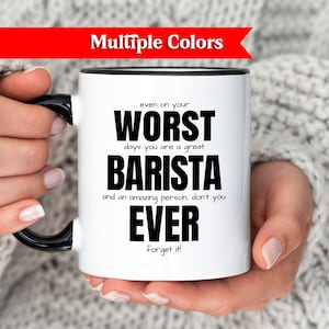 Könnte beinhalten: Weiße Kaffeetasse mit schwarzem Griff und Rand, mit dem Text "WORST BARISTA EVER" in fetten schwarzen Buchstaben. Die Tasse enthält auch den Text "selbst an Ihren schlechtesten Tagen sind Sie ein großartiger Barista und ein toller Mensch, vergessen Sie es nicht!"