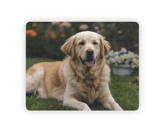 Pode incluir: Um quebra-cabeça com um cão Golden Retriever deitado na grama verde. O cão tem pelo castanho claro e está sorrindo. O fundo mostra um jardim desfocado com flores.