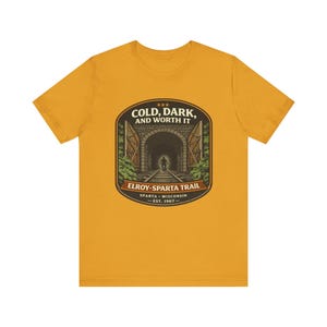 Pode incluir: Um conjunto de três canecas de cerâmica com acabamento fosco e salpicado. As canecas são em tons de creme, cinza claro e cinza escuro. Cada caneca tem um design simples e minimalista.