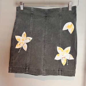 Jupe en jean recyclée taille 6, 8 petite nappe à fleurs rapiécée embellie gris recyclé