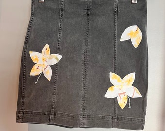 Geüpcycled denim minirok: gepatchte bloemenversieringen, maat 6/8