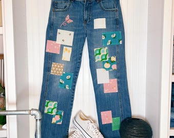 Återvunna Boho-jeans: Rosa, blommiga, blå storlek 33 (12/14)