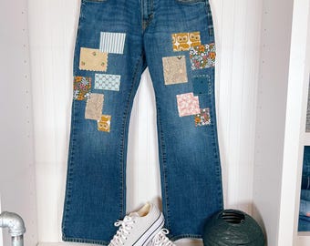 Vaqueros bohemios con parches y corte de bota: apliques florales, talla 29/30 (6-8)