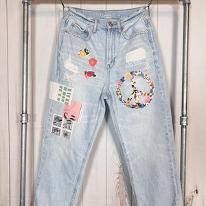 Boho siz 6s Upcycled light wash ripped patched woman denim jeans high rise