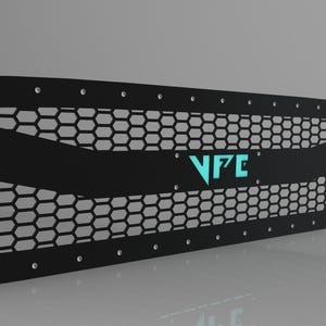 Peut inclure: Grille en métal noir avec un motif en nid d'abeille et le mot "VFE" en bleu clair.