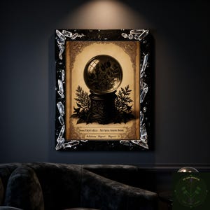 Op de afbeelding: Een ingelijste print met een kristallen bol op een voetstuk, omringd door botanische illustraties. De zwarte lijst heeft kristallen accenten. Er staat tekst onderaan. Het kunstwerk heeft een donker, mystiek thema.