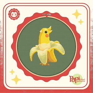 Puede incluir: Un patrón de punto de cruz con un canario amarillo que lleva una cáscara de plátano como disfraz. El patrón está enmarcado en un aro rojo y blanco con un fondo verde. La imagen incluye el texto "Pop! Pixel patterns".