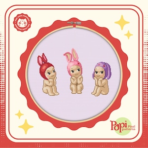 Op de afbeelding: Drie pixel art-karakters die verschillende gekleurde hoeden en outfits dragen. De karakters zitten allemaal met hun handen op hun kin. De karakters bevinden zich op een lichtpaarse achtergrond.