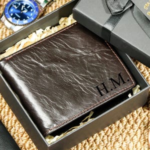 Vatertagsgeschenk, personalisierte Herrenleder Geldbörse, echtes, weiches, schwarzes Leder mit Gravur, personalisiertes Geschenk für ihn, Freund, Papa