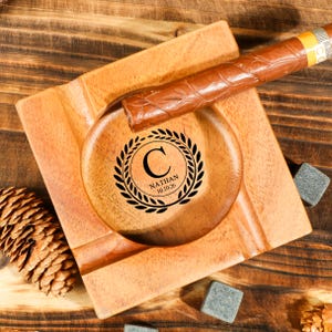 Cenicero de nogal personalizado, accesorios para puros, regalos para padrinos de boda, regalo perfecto para hombres, cenicero único, regalos para padres y esposos, regalo de jubilación.