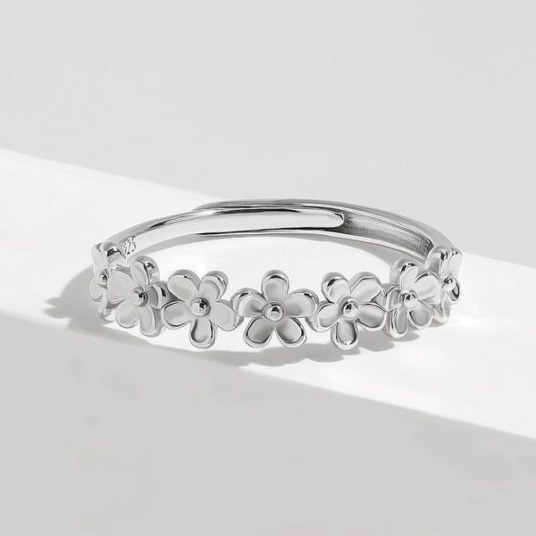 Zarter Gänseblümchenring aus Sterlingsilber mit niedlichen, filigranen Blütenblättern. Minimalistischer, stapelbarer Daumenring mit floralem Muster – das perfekte Geschenk für Sie.