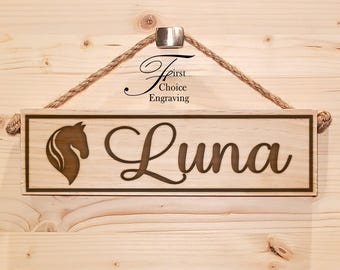 Tabliczka na boks dla koni | Drewniany szyld na boks na zamówienie | Grawerowany prezent | Jeździectwo | Tabliczka na stajnię dla koni | Tabliczka na boks dla koni na zamówienie | Tabliczki na boks