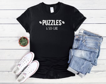 Puzzles und Self-Care T-Shirt - Puzzle-Liebhaber Geschenk, Jigsaw Enthusiast Tee, entspannendes Hobby Shirt, perfektes Geschenk für Puzzle-Fans
