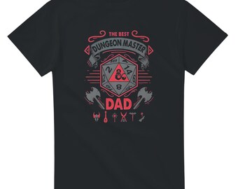 以下が含まれることがあります： 黒いTシャツにグラフィックデザイン。デザインは、赤とグレーの配色で「THE BEST DUNGEON MASTER DAD」というテキストと、D&Dのサイコロ、その他のファンタジーをテーマにしたアイコンが特徴です。