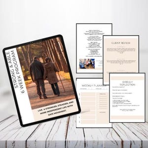 Puede incluir: Una tableta negra que muestra el "Strong & Able 6 Week Program" con una imagen de dos personas caminando por un sendero. La tableta está en ángulo sobre una superficie de madera, con varias páginas impresas, incluida una revisión del cliente y un planificador semanal.