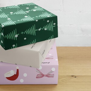 Set di carta da regalo con albero di pino e neve
