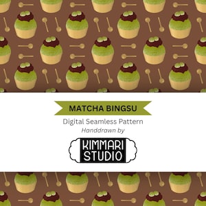 Może przedstawiać: Cyfrowy wzór bezszwowy przedstawiający desery matcha bingsu i małe łyżeczki na brązowym tle. Centralny biały baner zawiera tekst MATCHA BINGSU, Digital Seamless Pattern, Handdrawn by KIMMARI STUDIO w kolorze czarnym i zielonym.