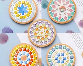 Pode incluir: Cinco porta-copos circulares de madeira com designs de mosaico intrincados. Cada porta-copos exibe um padrão único de azulejos de vidro coloridos, incluindo formas geométricas, estrelas e motivos florais em tons de azul, amarelo, laranja, verde e rosa.
