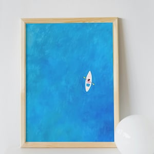 Puede incluir: Una sola persona en un kayak rema a través de una extensión de agua azul brillante. El agua tiene textura y el kayak es blanco con un asiento rosa.