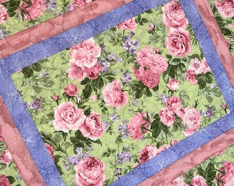 Delicato runner da tavolo rettangolare in rosa pastello/trapunte primaverili reversibili/ombreggiate