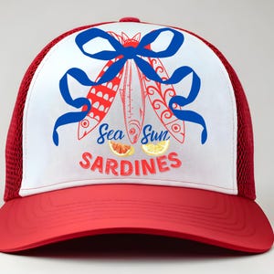 Puede incluir: Gorra de camionero roja y blanca con un lazo azul y tres peces rojos y blancos con el texto "Sea Sun Sardines" y dos c&iacute;tricos.