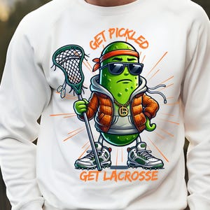Pickle de lacrosse PNG, Deportes divertidos de lacrosse PNG, Pickle jugando lacrosse, diseño de camiseta de moda PNG, diseño de sublimación para deportes y lacrosse