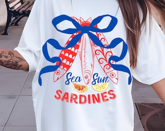 Camiseta con gráfico de sardinas, regalo hipster para amantes de las sardinas, camiseta de chica pescadora, playa de verano caprichosa, png de verano Couqette, lazo de verano, sardinas enlatadas retro