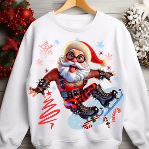 Puede incluir: Sudadera blanca con un diseño de Papá Noel de dibujos animados. La imagen muestra a Papá Noel con un atuendo rojo y negro, gafas y botas, patinando sobre hielo. El diseño incluye copos de nieve, un árbol de Navidad y bastones de caramelo.