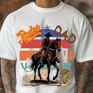 Rodeo Dad PNG, Festa del Papà con Cowboy Western, Clipart di Cavaliere a Cavallo al Tramonto Retrò, Design di Maglietta per Papà in Stile Country Rustico, Papà Cowboy Retro in PNG