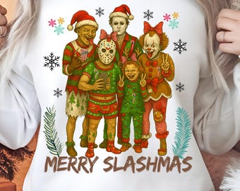 Puede incluir: Sudadera blanca con un diseño de personajes de películas de terror con atuendos navideños, incluyendo gorros de Papá Noel y bastones de caramelo. La frase "MERRY SLASHMAS" está impresa en letras marrones debajo de los personajes. Copos de nieve y detalles festivos completan el diseño.