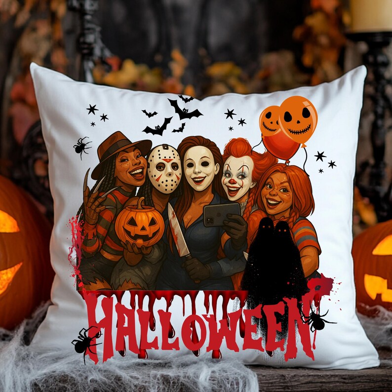 K&ouml;nnte beinhalten: Wei&szlig;es quadratisches Kissen mit einem Halloween-Motiv. Das Design zeigt Horrorfilmfiguren, einen geschnitzten K&uuml;rbis, Flederm&auml;use, Spinnen und das Wort "HALLOWEEN" in Rot. Orangefarbene Ballons erg&auml;nzen das gruselige Thema.