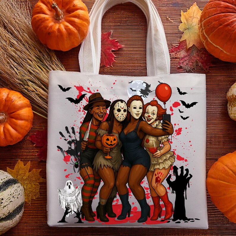 K&ouml;nnte beinhalten: Wei&szlig;e Tragetasche mit einem Halloween-Motiv von vier kost&uuml;mierten Charakteren, die ein Selfie machen. Das Design umfasst Flederm&auml;use, Blutspritzer und einen Geist. K&uuml;rbisse und Herbstbl&auml;tter umgeben die Tasche.