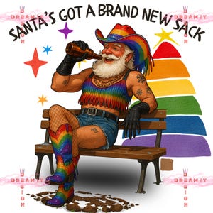 Könnte beinhalten: Illustration von Santa Claus mit einem Regenbogen-Cowboyhut, bauchfreiem Top und Stiefeln, der aus einer braunen Flasche trinkt. Er sitzt auf einer Holzbank mit einem Regenbogen-Weihnachtsbaum. Der Text lautet "SANTA'S GOT A BRAND NEW SACK".