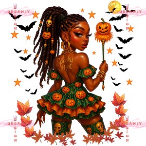 Puede incluir: Ilustración de una mujer de piel morena, vestida con un vestido verde y naranja adornado con calabazas. Su cabello está peinado con calaveras y calabazas. El texto "Spooky Mom" está en su espalda. Sostiene un bastón con una calabaza en la parte superior, rodeada de murciélagos, estrellas y hojas de otoño.